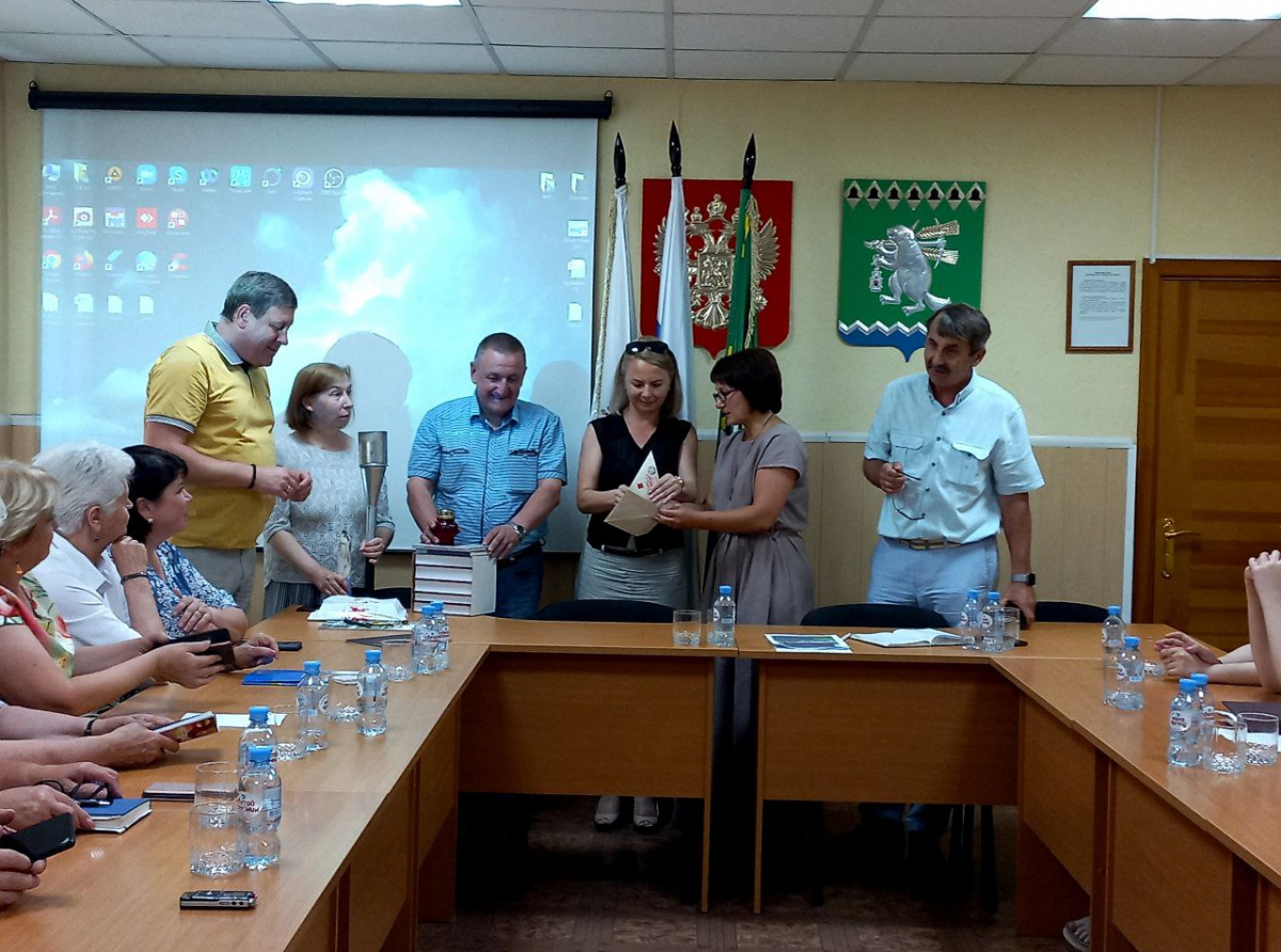 Фото Галины Таскиной. Исторический момент. Артемовскому музею торжественно передают литературу, подарки и сувениры из города воинской славы Ржев. А также факел, специально изготовленный к церемонии зажжения Вечного огня, свечи из Иерусалима, которыми передавали пламя, и лампадку, в которой перевозили огонь.